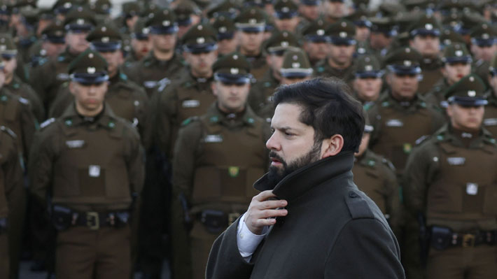 Cómo cambió la relación de Boric con Carabineros en 5 años: De llamado a "refundar" a ahora ser "alguacil ilustre"  
