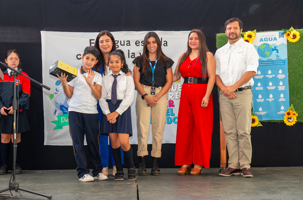 CMPC premia a escuela Thomas Jefferson por su primer lugar en el concurso “Árbol de Navidad con sentido”