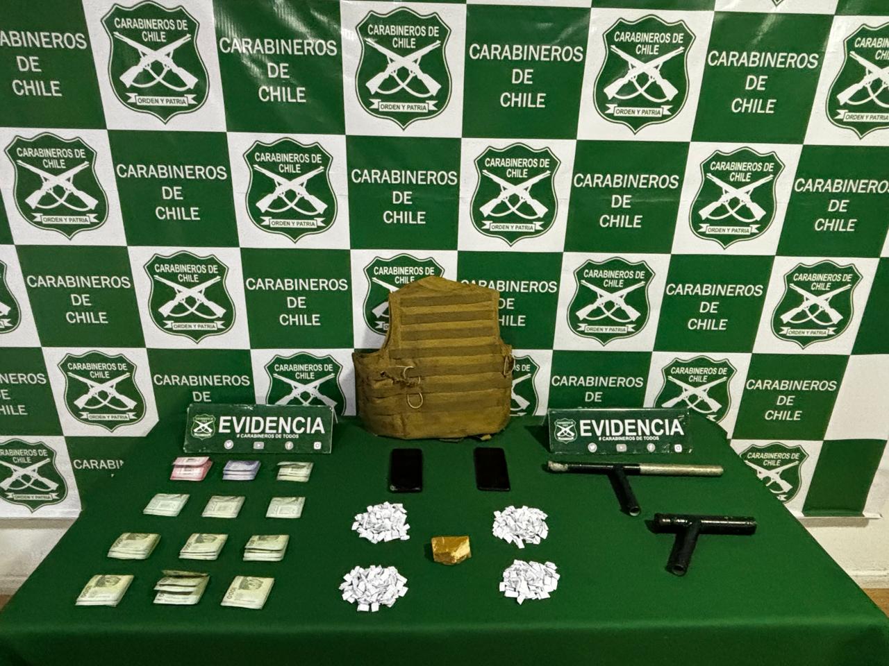 Investigación del OS7 de Carabineros permitió detener a siete personas por tráfico de drogas y porte de armas en Los Ángeles
