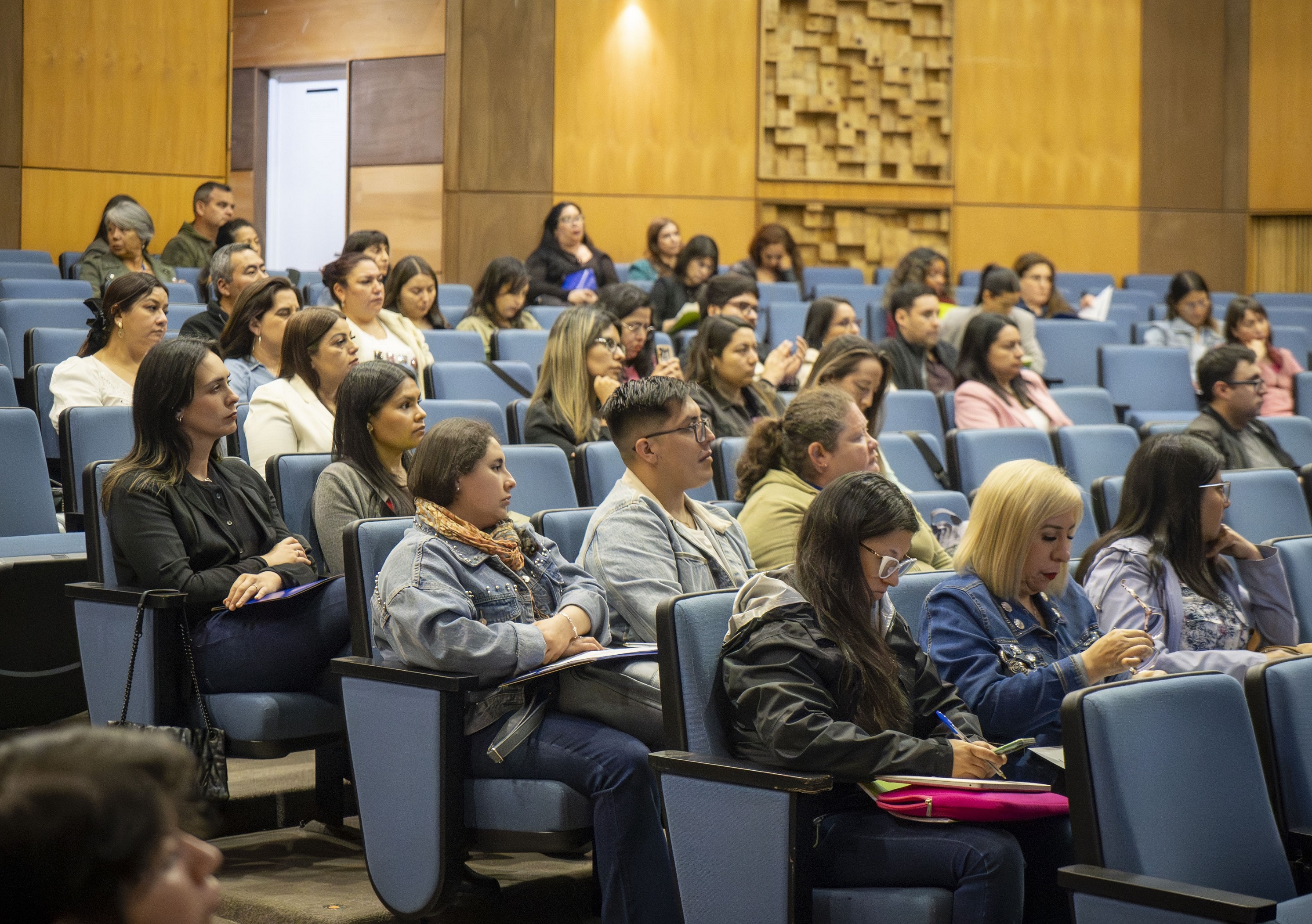 Autoridad Sanitaria y Hospital Regional capacitan a medio centenar de personas de la red de salud del Biobío en prevención de violencia de género