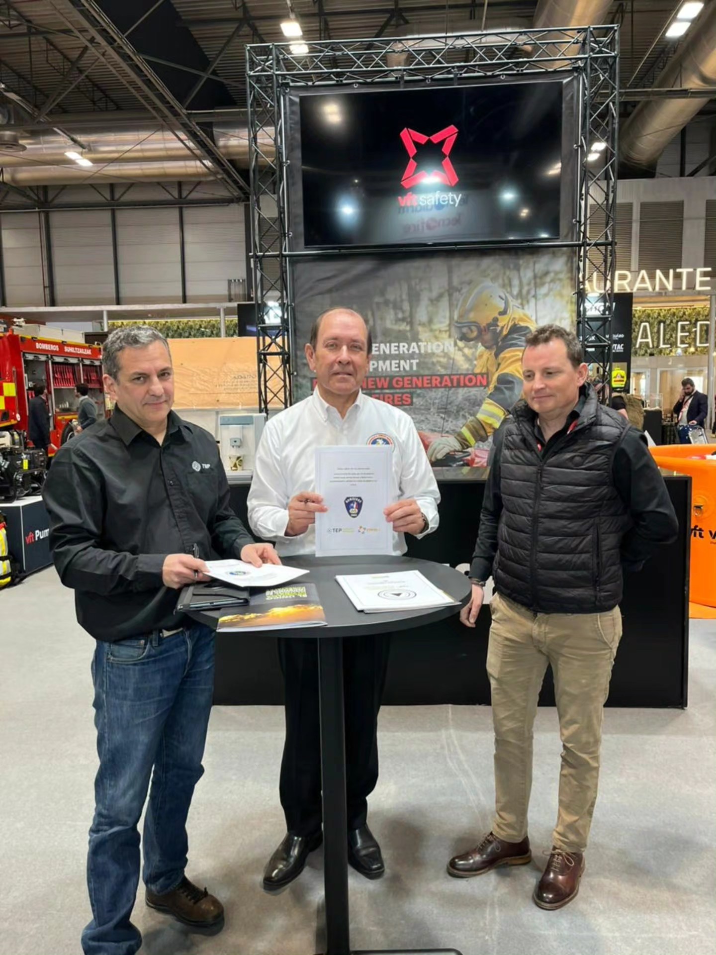 Bomberos de Chile firma en España convenio internacional para fortalecer capacitación en incendios forestales