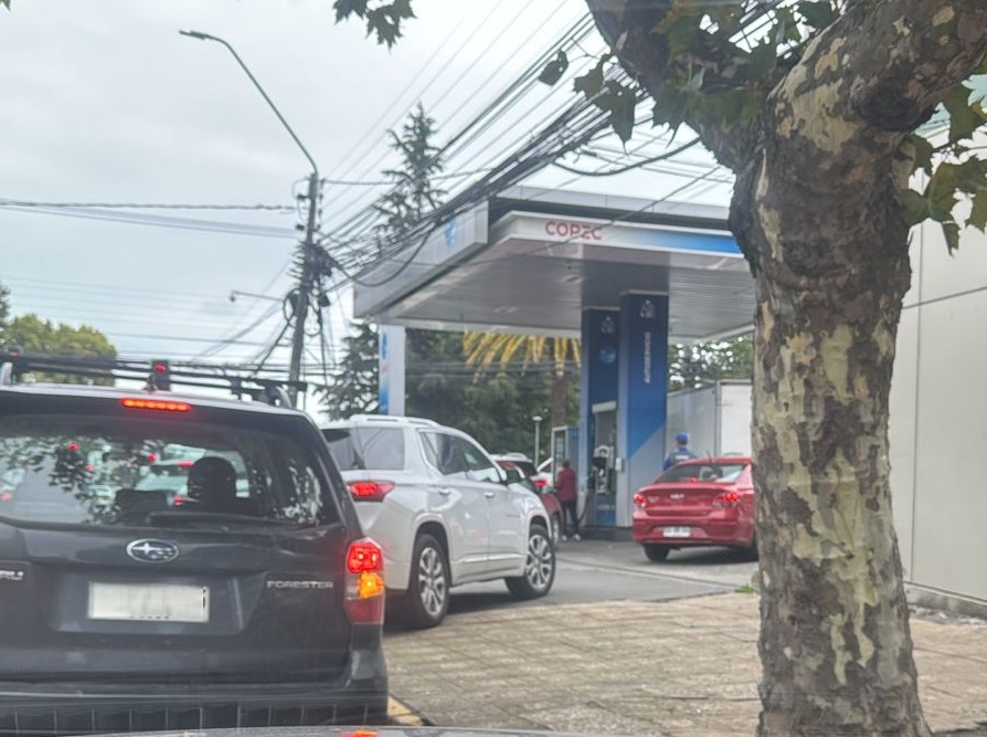 Preocupación en Los Ángeles por desabastecimiento de combustibles previo a alza de precios