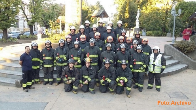 Capacitarán a 200 bomberos para combatir incendios forestales: son de 6 regiones del país