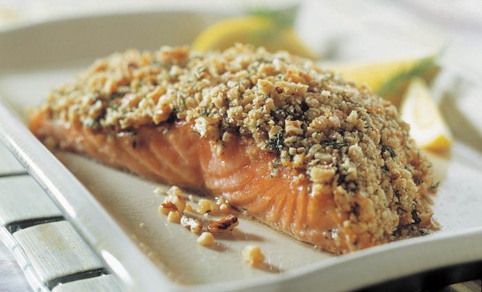 Las nueces y el salmón: Dos alimentos repletos de omega 3 ideales para proteger al corazón de infartos