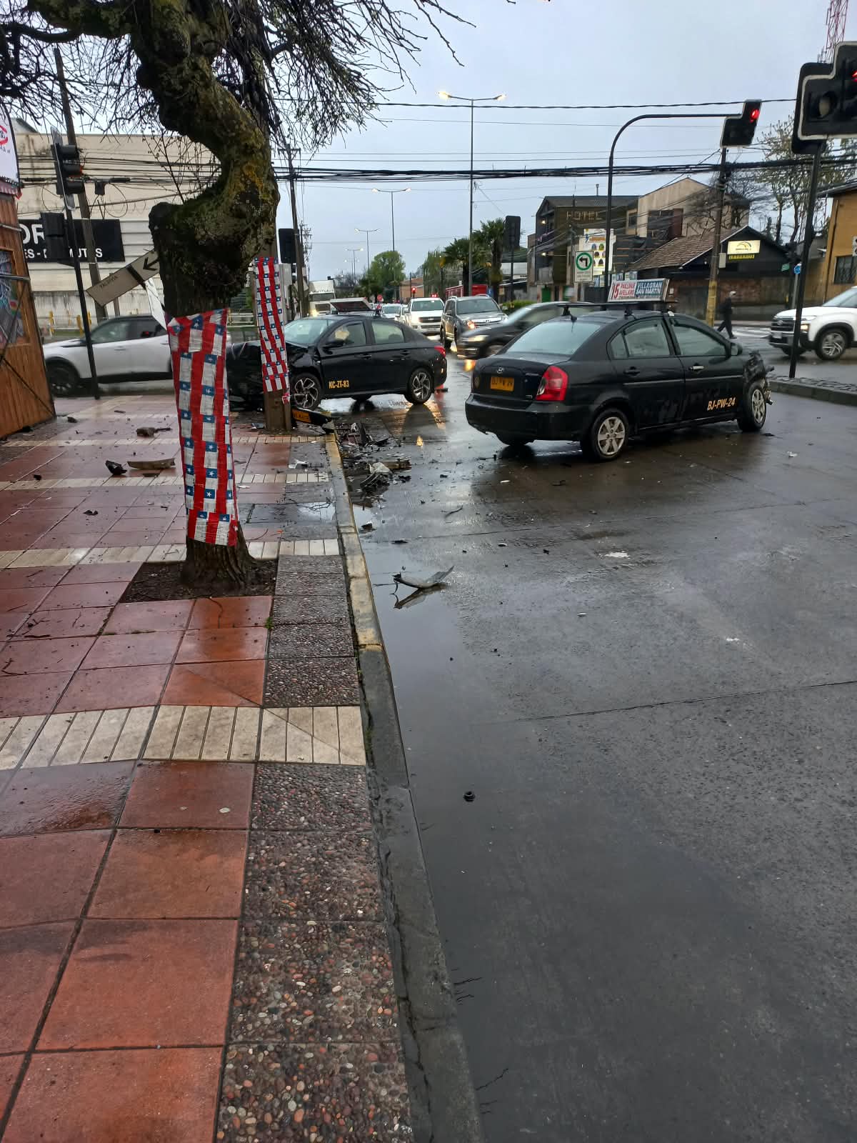 Choque entre dos colectivos se registró esta mañana en pleno centro de Los Ángeles