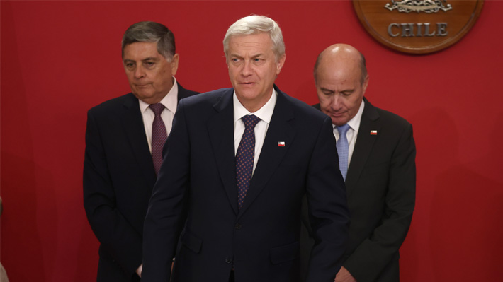 En época de recortes: Gobierno evalúa rebaja transitoria del 20% a sueldos de asesores de Kast  