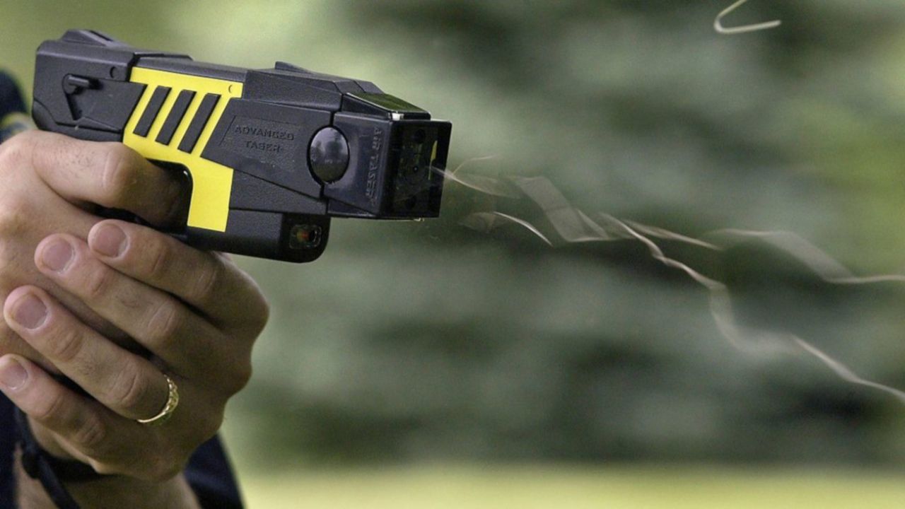 Gobierno autoriza compra de pistolas taser para ser usadas por Carabineros