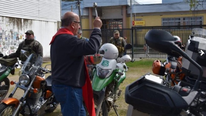 Monseñor Chomali bendice a motoqueros, cascos y motos en Santuario San Sebastián de Yumbel