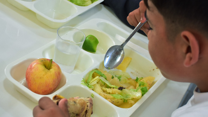 Junaeb ratifica continuidad del Programa de Alimentación tras cita con gremios de manipuladoras de alimentos 