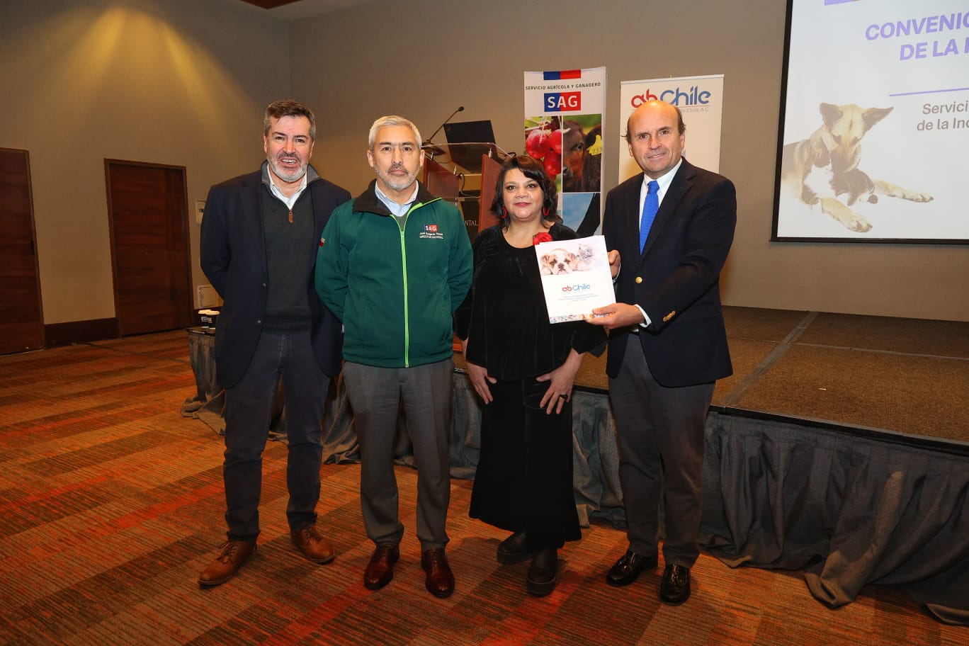SAG y AB Chile firman alianza para el desarrollo de industria de alimentos para mascotas en Chile