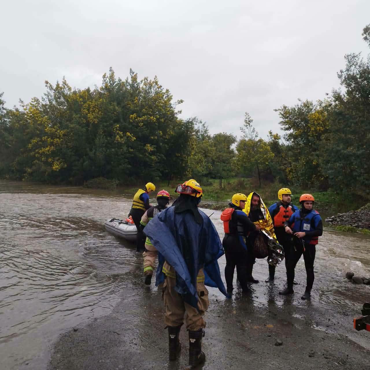 Bomberos de Mulchén rescatan a trabajador aislado por el desborde del río en el sector rural de Bureo