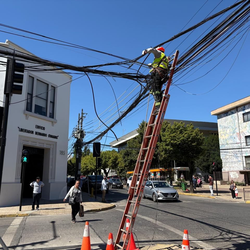 6.500 kilómetros de escombros aéreos: Las comunas que concentran el plan de retiro de cables en desuso tras nueva ley