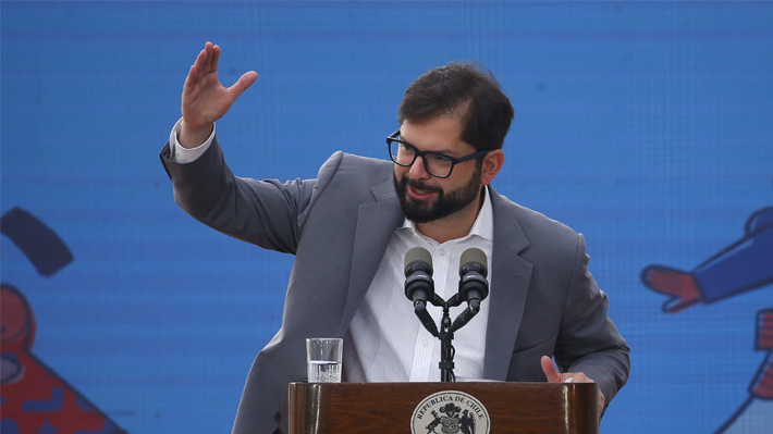 Boric no para y vuelve a aludir a Kast en un acto oficial al recordar episodio de bots  