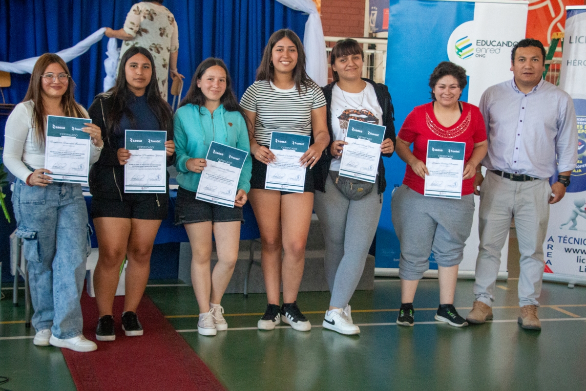 Frontel entregó certificación en técnicas sociolaborales a estudiantes del Liceo Bicentenario de Laja