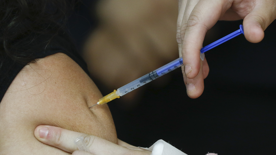 Minsal pide no amainar vacunación anti Covid: Si bien el riesgo hoy es menor, nunca es cero