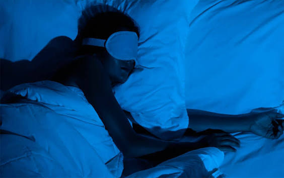 Dormir en total oscuridad podría proteger tu corazón, según un nuevo estudio