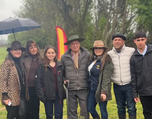 Quince familias socias del Centro Español de Los Ángeles plantaron Olivos junto al alcalde José Pérez Arriagada