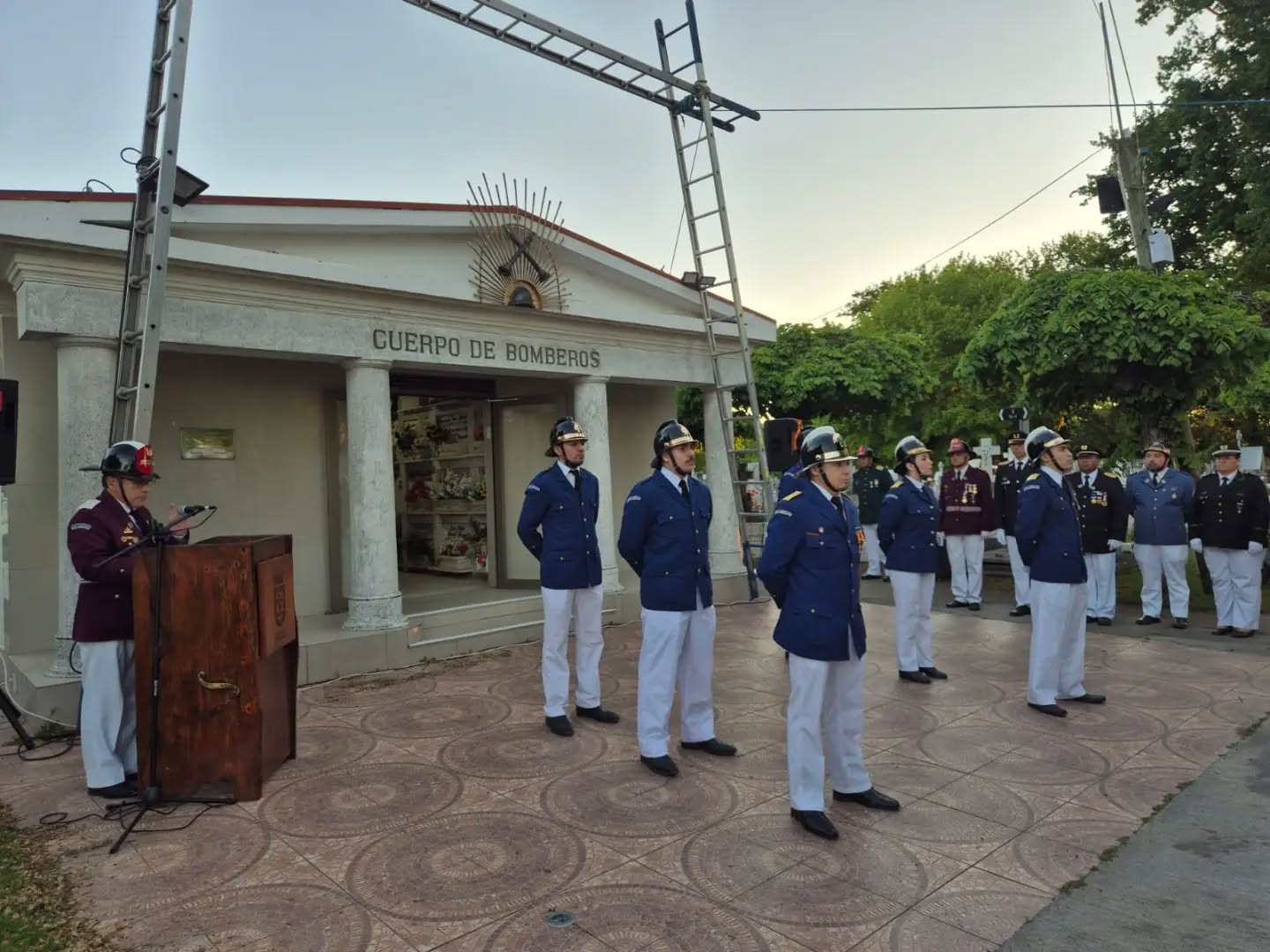 Cuerpo de Bomberos de Los Ángeles rinde emotivo homenaje a sus mártires en el inicio de su 138° aniversario