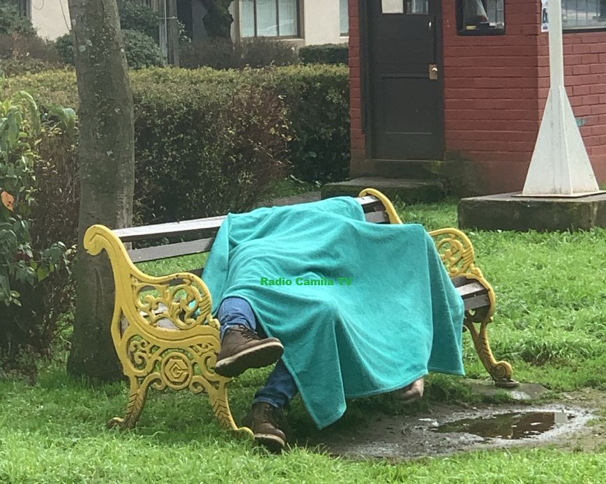 Hombre fallece en banca del Parque de los Edificios de Plaza Pinto en Los Ángeles
