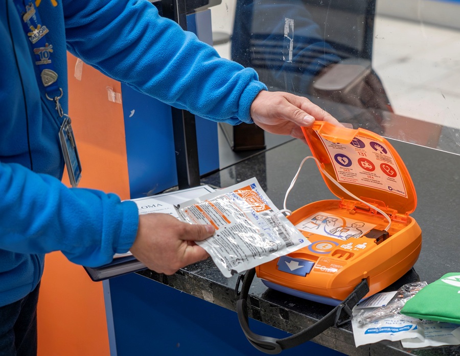 SEREMI de Salud fiscaliza presencia de desfibriladores en establecimientos de uso público