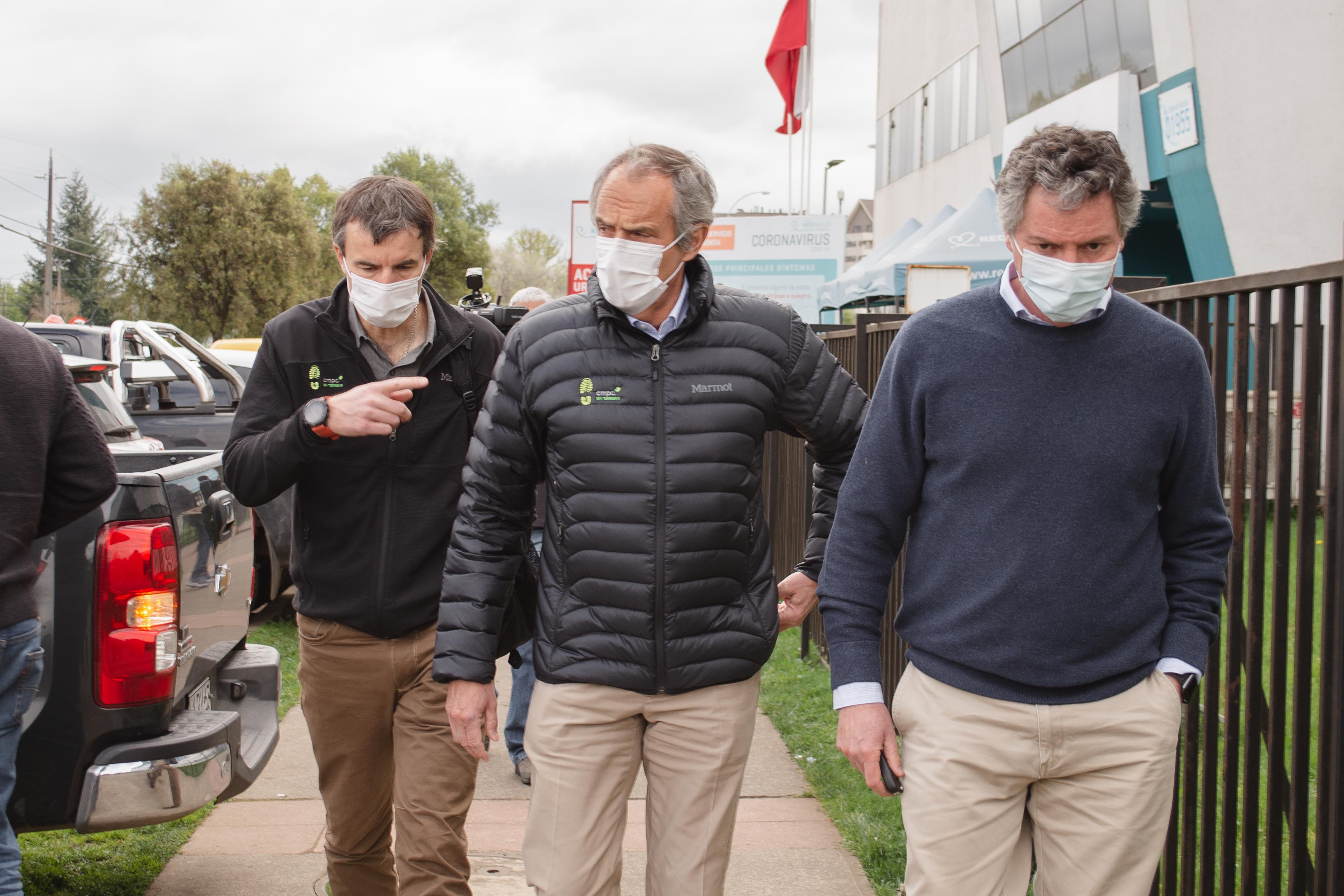 Presidente de CMPC, Luis Felipe Gazitúa, visita a los heridos que dejó el ataque incendiario en Carahue y acusa inacción del Estado para enfrentar violentistas
