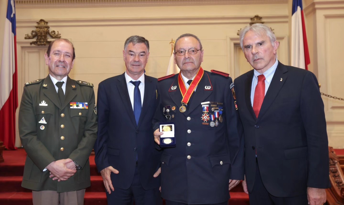 Senado distingue al Bombero Angelino, Gastón Bersano por 60 años de servicio