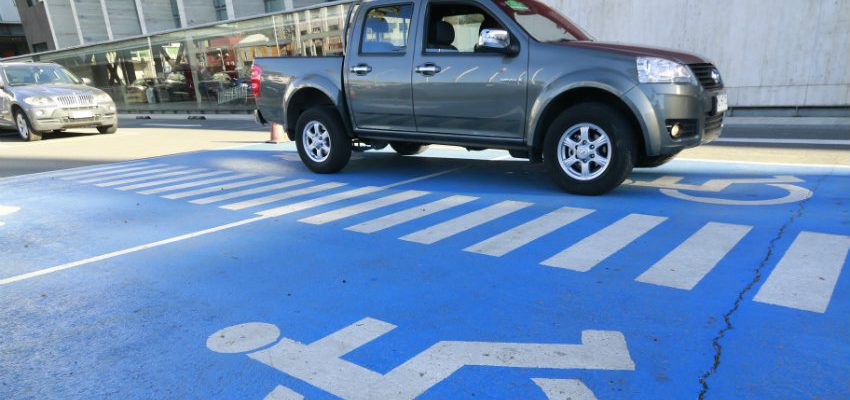 Fundación Chilena para la Discapacidad advierte sobre normalización del mal uso de estacionamientos reservados